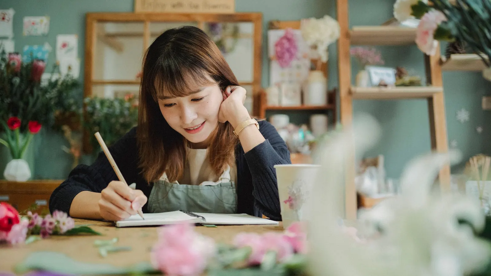 花店店主在工作桌前寫筆記