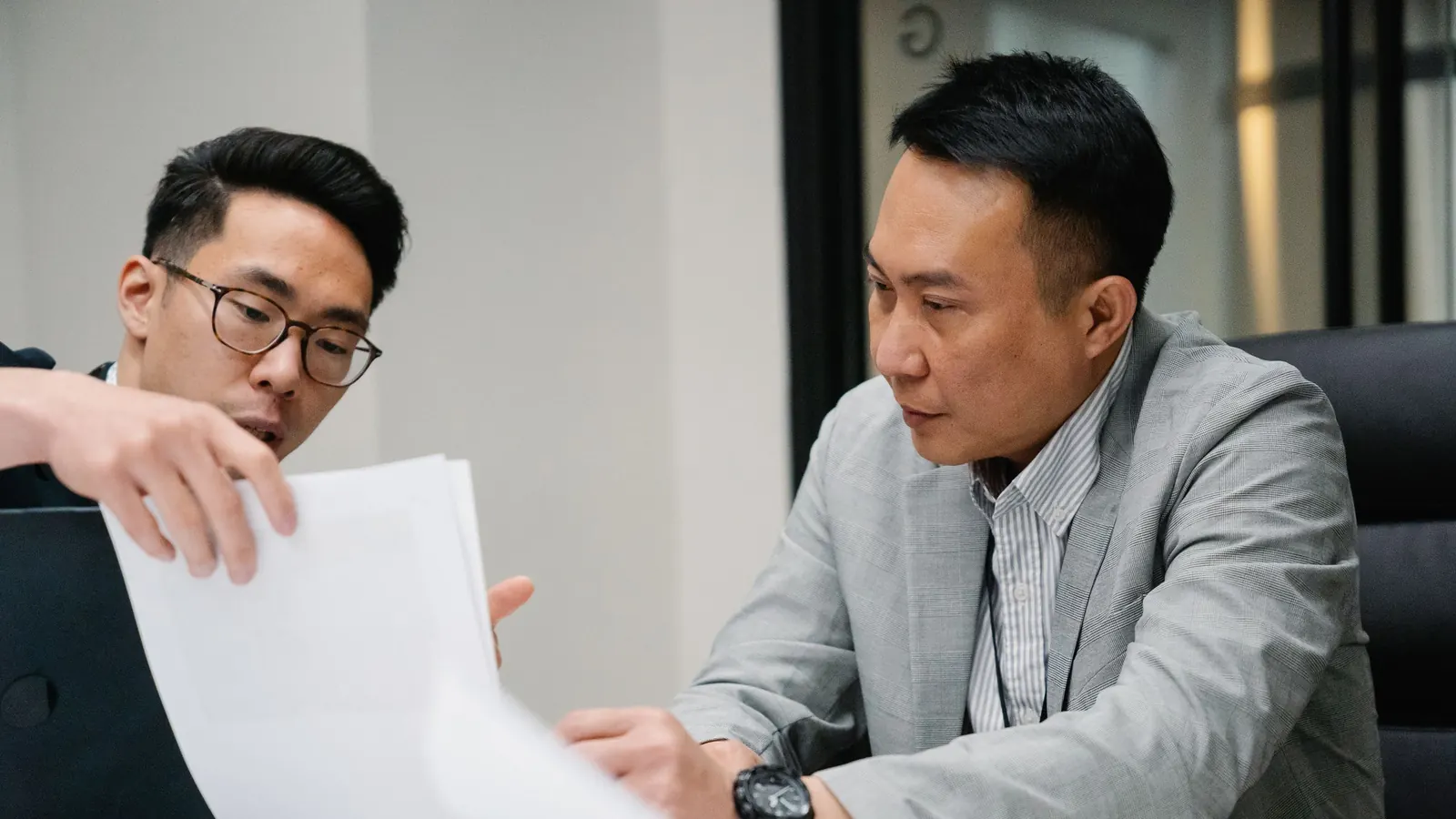 顧問拿著文件向客戶說明